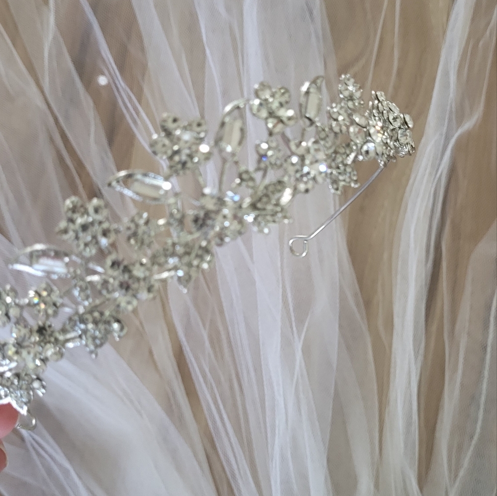 Wedding crown and veil - Picture 2 of 9